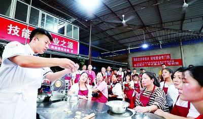 堅持就業(yè)優(yōu)先：夯實(shí)民生之基 增進(jìn)百姓福祉
