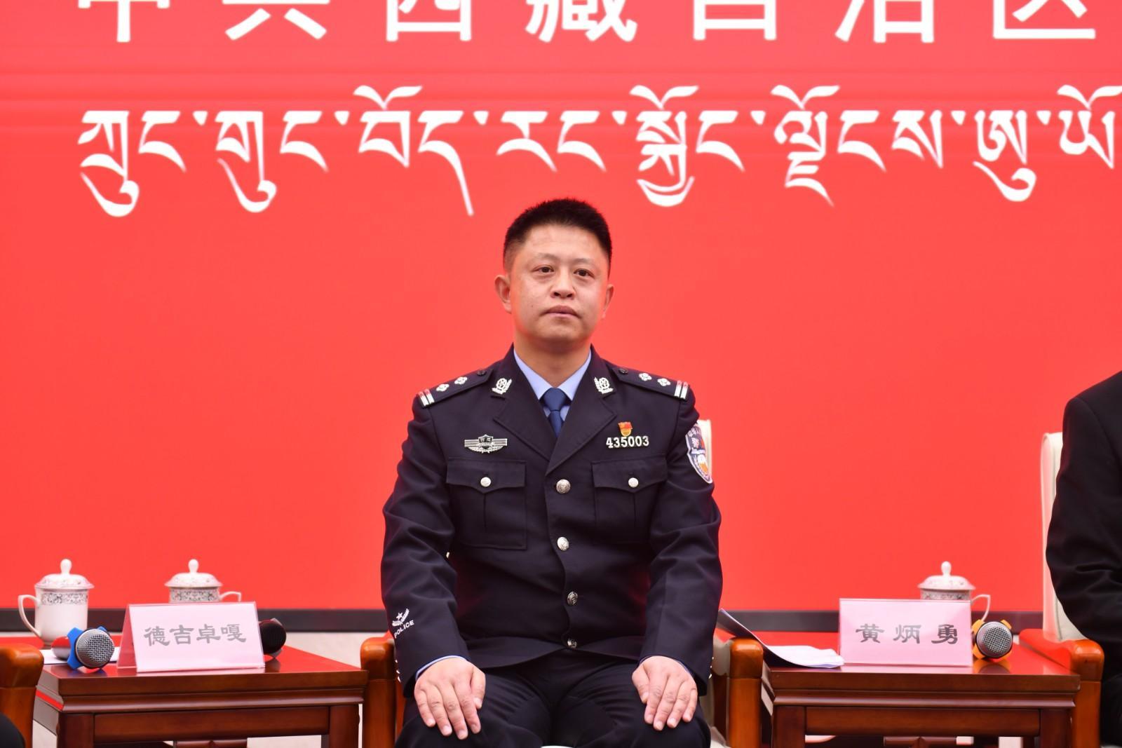 新聞發(fā)言人：林芝市波密縣公安局黨委副書記、政委、機(jī)關(guān)第一黨支部書記、四級(jí)高級(jí)警長(zhǎng)黃炳勇.jpg