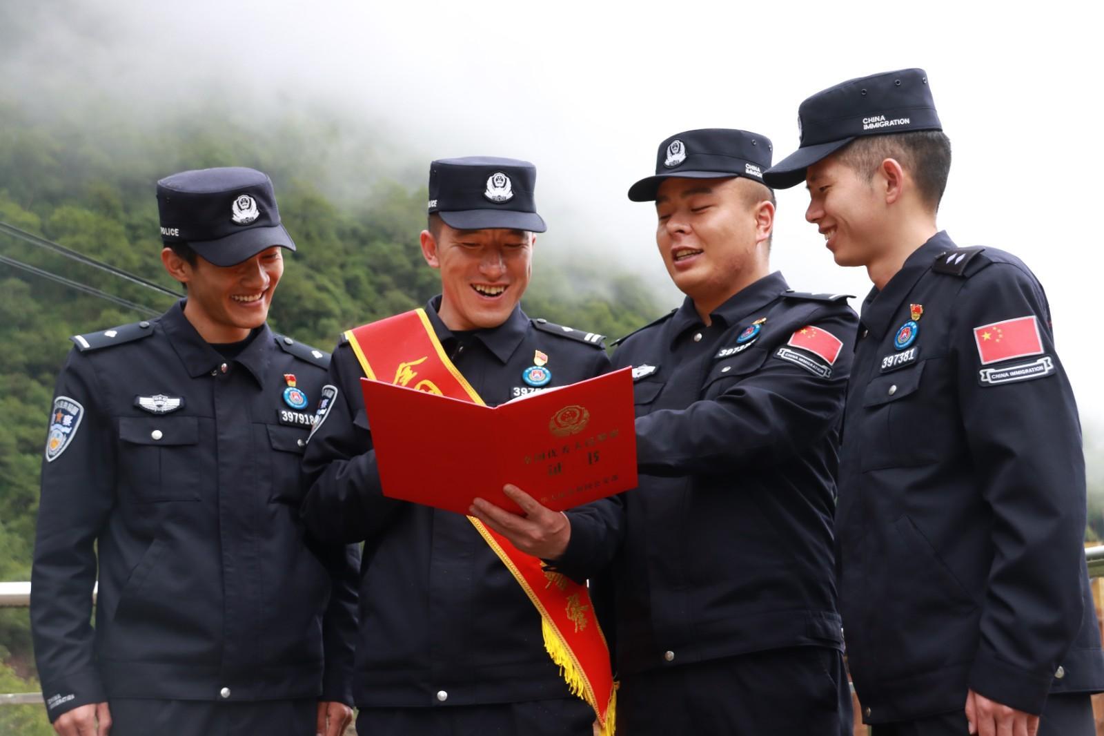 圖為“全國優(yōu)秀人民警察”王微教導員為民警宣講.JPG