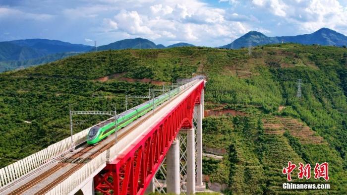 資料圖：中老鐵路“復(fù)興號”列車通過元江特大橋。 楊紫軒 攝