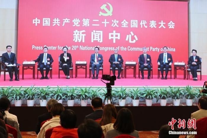 10月19日，中國共產(chǎn)黨第二十次全國代表大會新聞中心舉行集體采訪。重慶、四川、貴州、云南、西藏、陜西、甘肅代表團(tuán)新聞發(fā)言人出席，介紹代表團(tuán)學(xué)習(xí)討論二十大報告情況，并回答記者提問。圖為分會場。 中新社記者 蔣啟明 攝