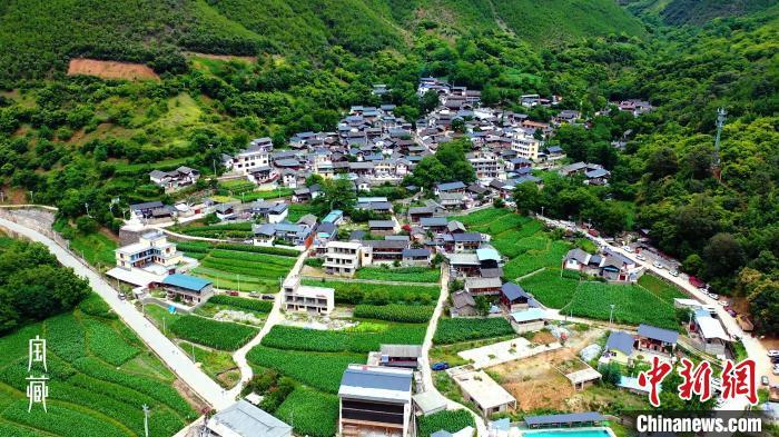 圖為維西縣塔城鎮(zhèn)英都灣村?！　秾毑亍芬曨l截圖 攝