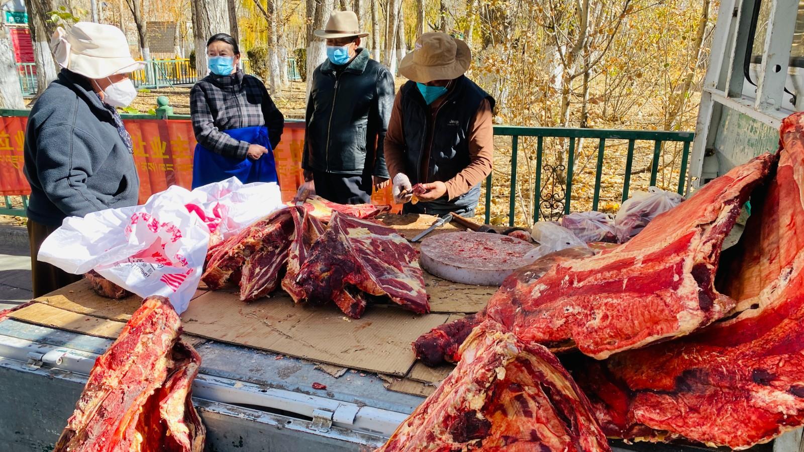 圖為市民正在買牛肉，本報(bào)記者 格桑倫珠攝(3737723)-20221201105107(1).jpg