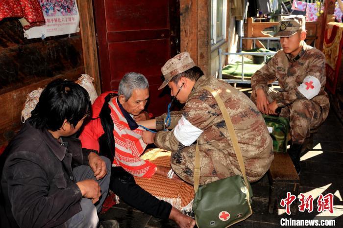 資料圖為墨脫邊防官兵為行動(dòng)不便的民眾免費(fèi)巡診?！●R軍供圖