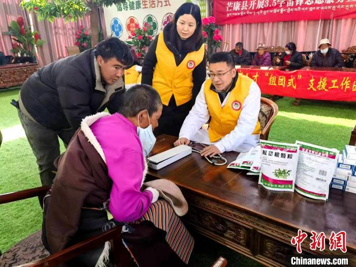 圖為特困人員集中供養(yǎng)服務(wù)中心義診。　昌都芒康縣供圖