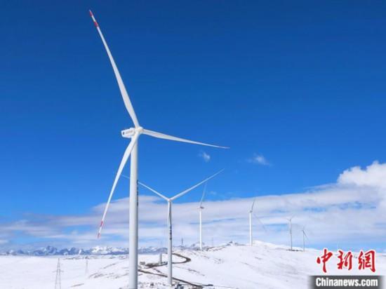 圖為矗立在哲古草原上的風(fēng)電機(jī)組?！≈袊娊瘓F(tuán)成都勘測設(shè)計(jì)研究院有限公司 供圖
