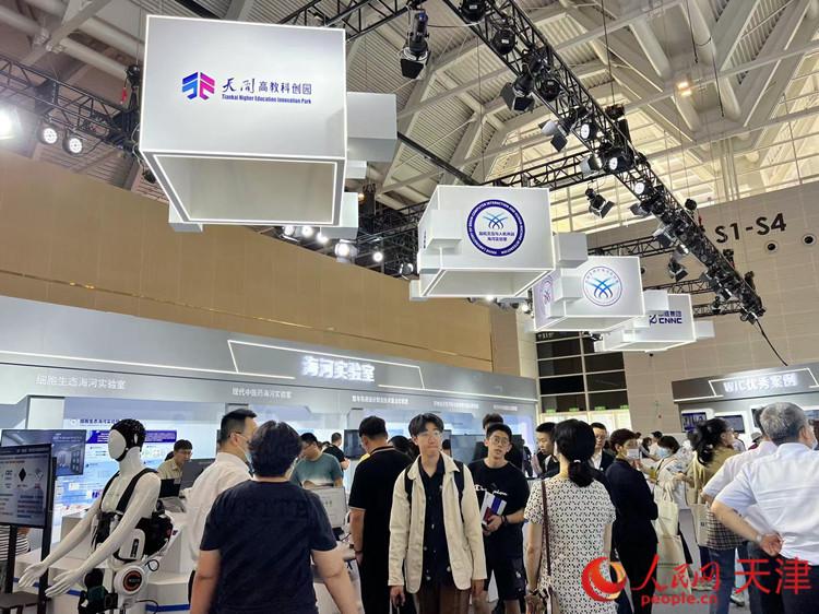 海河實驗室展臺聚集了大量參觀者，他們不斷向工作人員提問各種問題。人民網(wǎng)記者 孫翼飛攝