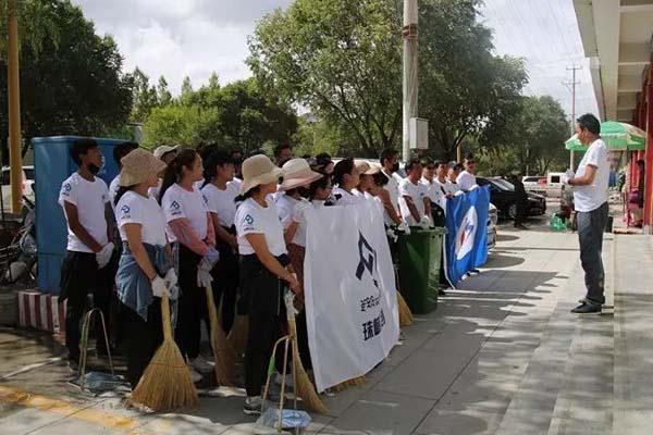 圖為富民公司董事長巴桑頓珠正在進(jìn)行動員講話。.jpg