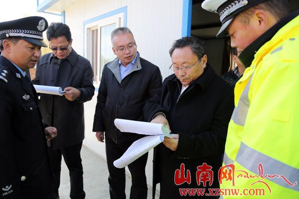 格桑次仁在貢嘎扎囊縣檢查指導維穩(wěn)工作
