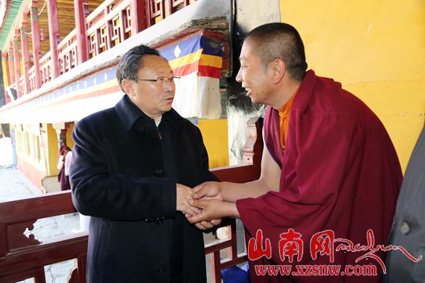 格桑次仁在貢嘎扎囊縣檢查指導維穩(wěn)工作