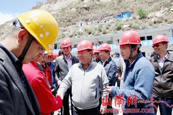 普布頓珠調研清潔能源基地建設看望一線施工人員