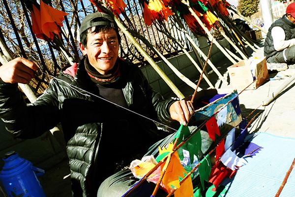 圖為：1月23日上午，來自西藏日喀則市南木林縣農(nóng)民旦增平措，在藏歷火雞新年前來山南縫制、銷售經(jīng)幡樹。他說，每天可以賣出30棵左右，每棵平均賣300元至150元不等，收入可觀。曲杰 攝.jpg