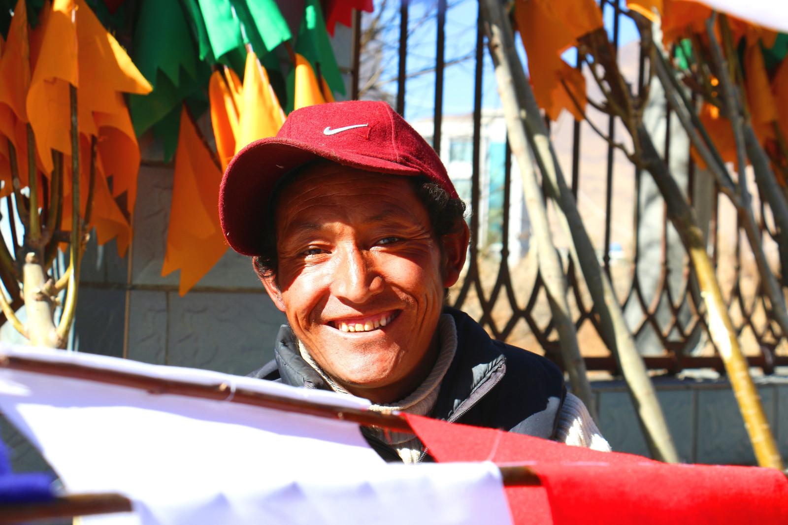 圖為：1月23日上午，來自西藏山南市乃東區(qū)亞堆鄉(xiāng)農(nóng)民索朗多吉在縫制、銷售經(jīng)幡樹。他說：“去年我和朋友合伙做經(jīng)幡樹生意賺了4萬多元，今年一個(gè)人干，感覺比去年還好，一天就有1000多元的收入?！? 曲杰   攝.jpg