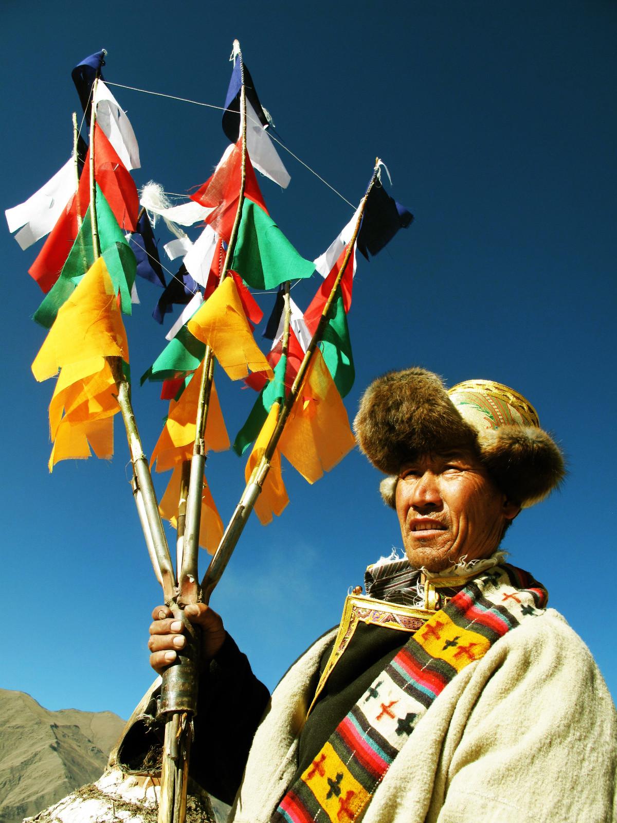圖為：1月23日上午，西藏山南市瓊結(jié)縣唐布齊村村民歐珠多吉一大早就縫制好了經(jīng)幡樹，祈求新的一年里人畜無病無災(zāi)，吉祥如意。曲杰  攝.jpg