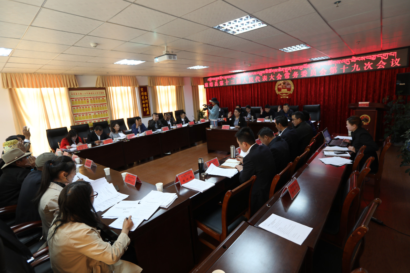 瓊結(jié)縣人大常委會(huì)召開第十九次會(huì)議現(xiàn)場。.JPG