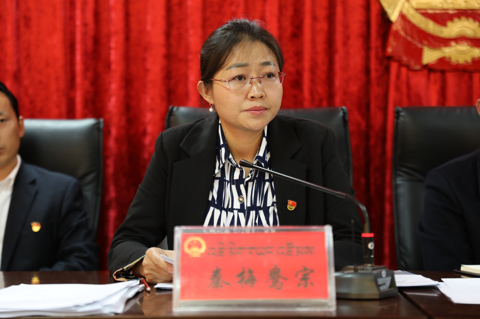 圖為：縣委副書記、人大常委會(huì)黨組書記、人大主任（人選）秦梅鴦宗主持會(huì)議并講話。.jpg