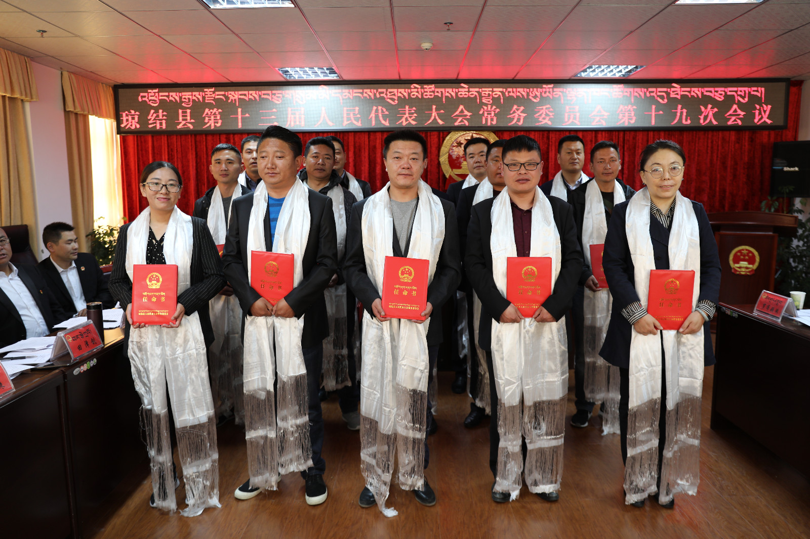 圖為：為新任職干部頒發(fā)了任命書。.JPG