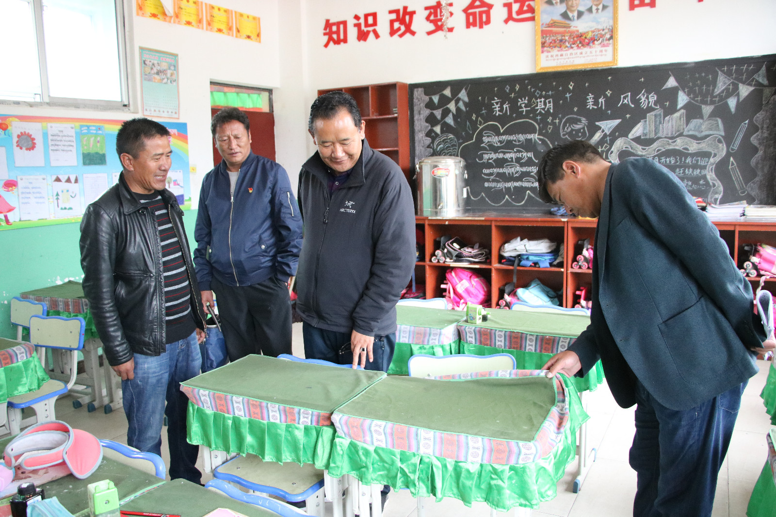 圖為：調(diào)研組在瓊結(jié)縣下水鄉(xiāng)小學(xué)地檢查學(xué)校教育教學(xué)。.JPG