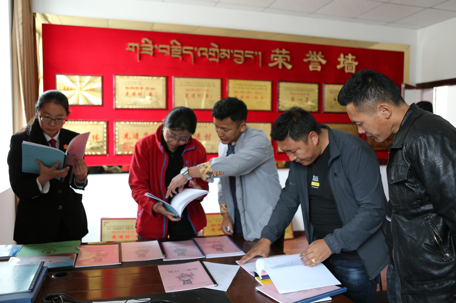 圖為：專班組一行在瓊結縣拉玉鄉(xiāng)堆巴村查閱相關資料。.jpg