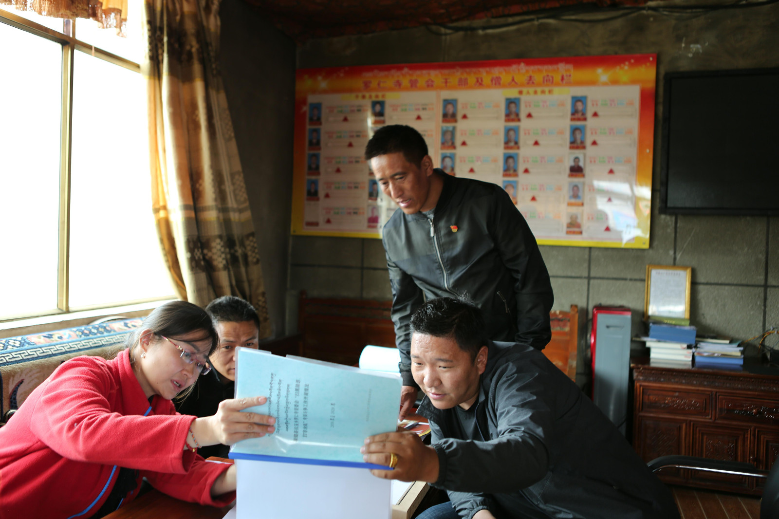 圖為：專班組一行在瓊結縣拉玉鄉(xiāng)羅仁寺管會查閱臺賬。.jpg