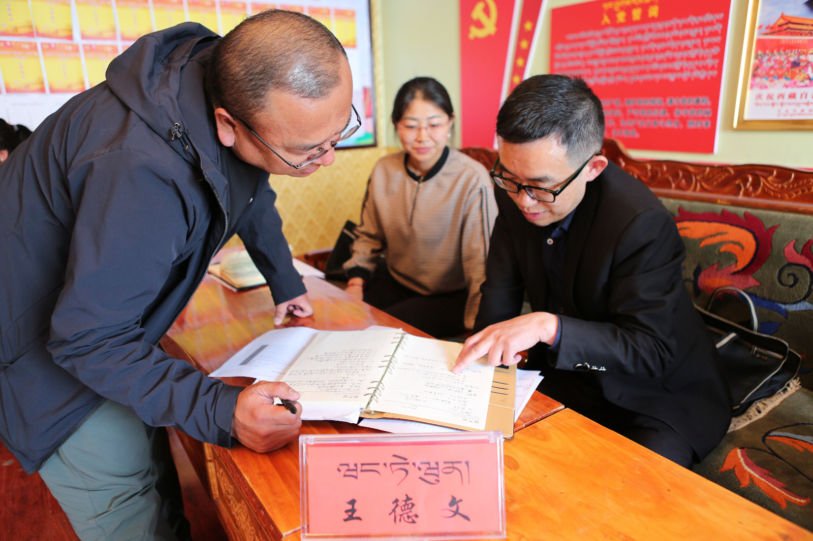 圖為：王德文一行在瓊結(jié)縣瓊結(jié)鎮(zhèn)檢查監(jiān)督工作開(kāi)展情況。.JPG