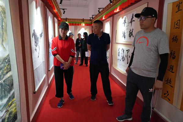 圖為：麻建輝一行在考察調(diào)研瓊結(jié)藏漢書法展廳。.JPG
