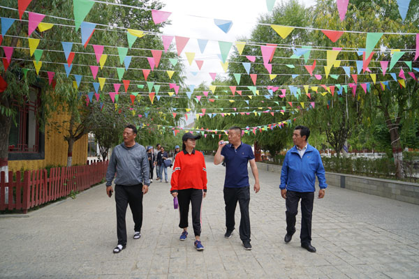 圖為：麻建輝一行在考察調(diào)研瓊結(jié)縣旅游步行街。.JPG