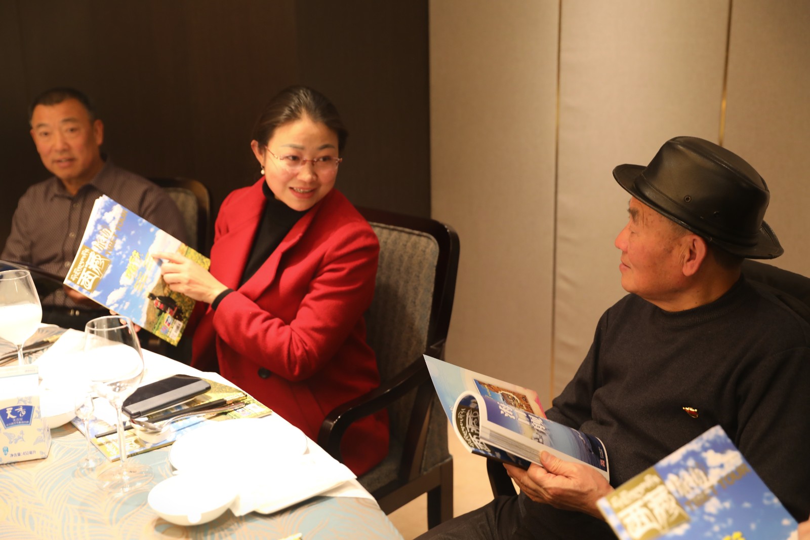 圖為：縣委副書記、人大黨組書記、主任秦梅鴦宗代表縣委、政府向老領(lǐng)導(dǎo)匯報(bào)工作。.jpg