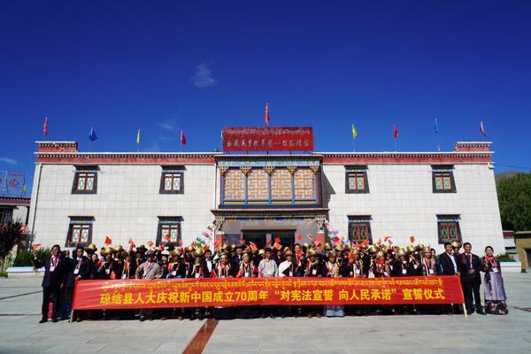 圖3為：2019年，瓊結(jié)基層人大代表在乃東區(qū)克松村視察學(xué)習(xí)。曲杰  攝.jpg
