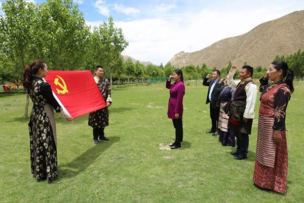 圖4為：2019年，瓊結(jié)人大支部“主題黨日”活動(dòng)。曲杰  攝.JPG