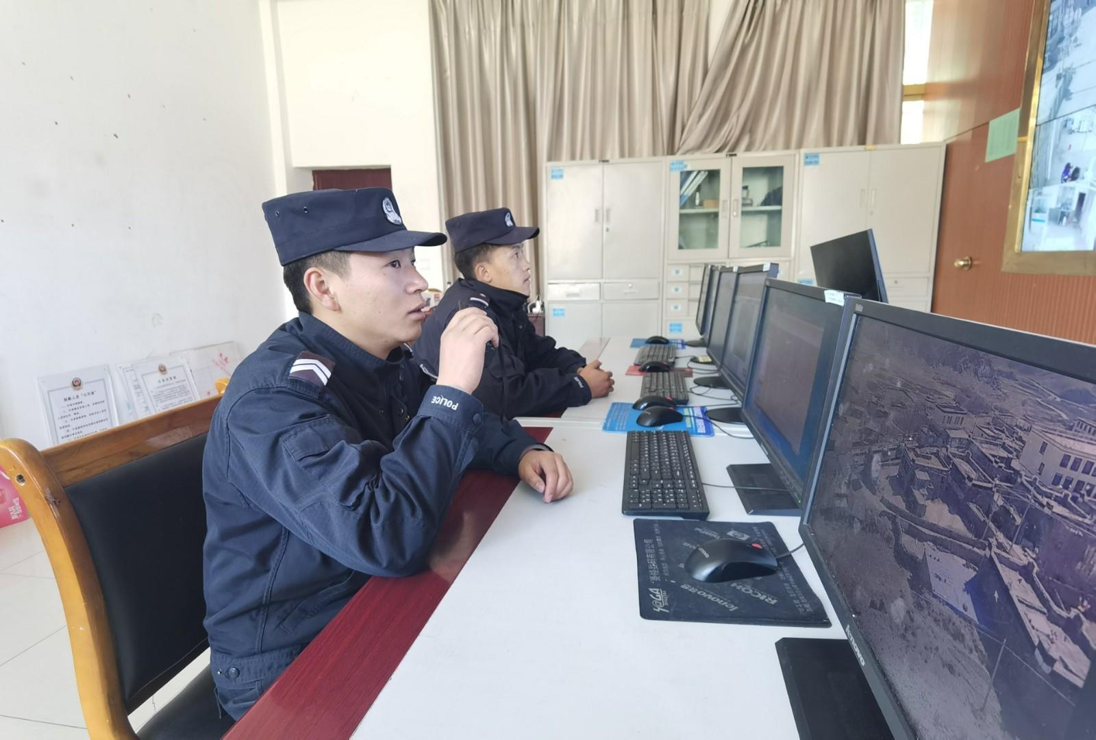 圖為張坤海（左一）在通信室指揮調度 李曉峰攝.jpg