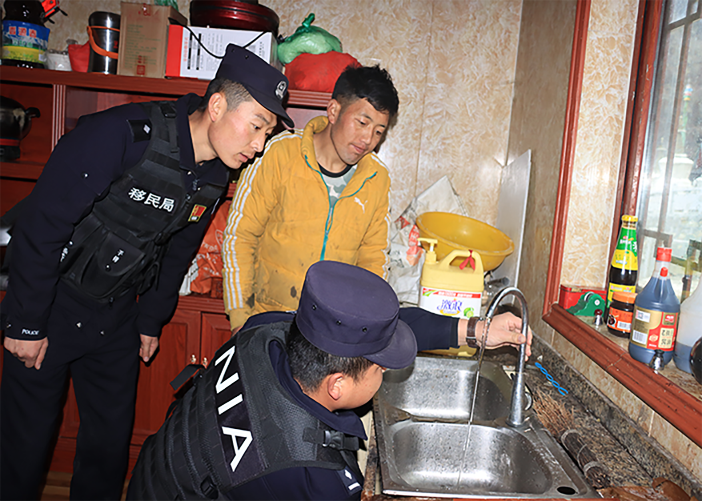 圖為玉麥邊境派出所民警深入轄區(qū)群眾家中維修水管。楊炫敬攝.png