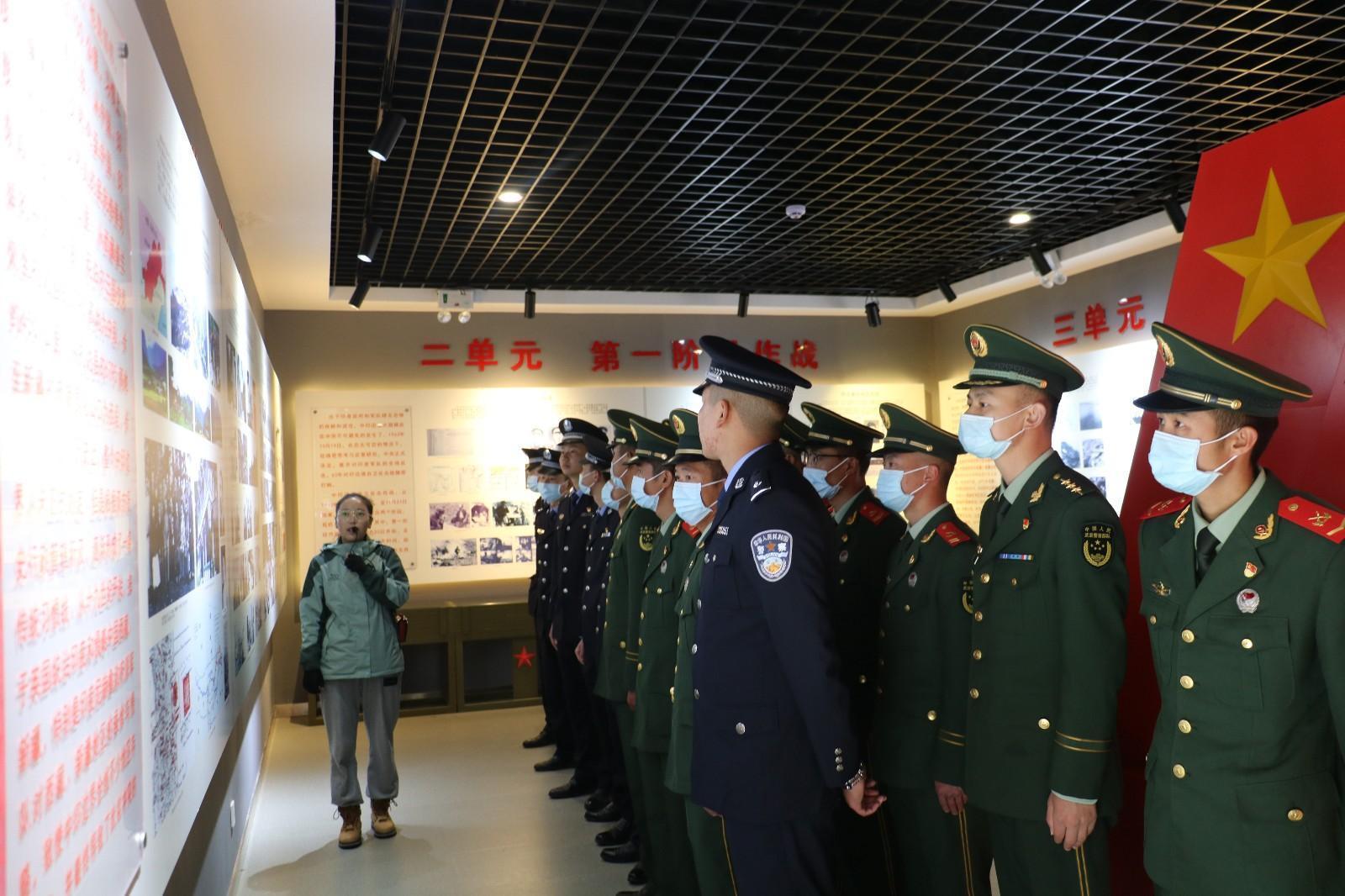5 圖為錯(cuò)那邊境檢查站民警與錯(cuò)那縣武警中隊(duì)官兵共同在對(duì)印自衛(wèi)反擊戰(zhàn)前沿指揮所舊址陳列館瞻仰革命先烈的光榮事跡，重溫對(duì)敵斗爭(zhēng)的光輝歷史   李啟書(shū)  攝.jpg