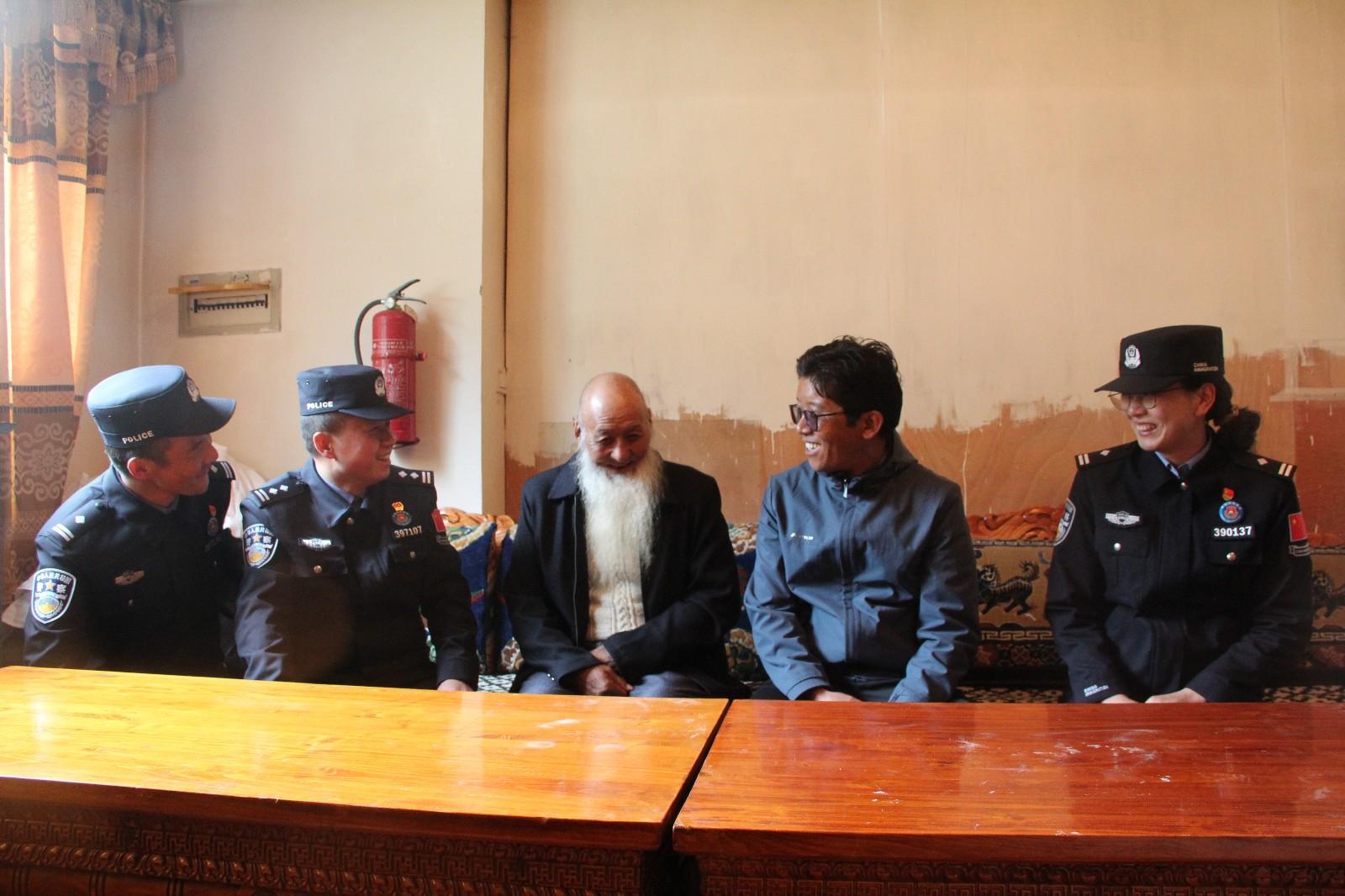 圖為民警聆聽老黨員講故事。郭賽賽攝.JPG