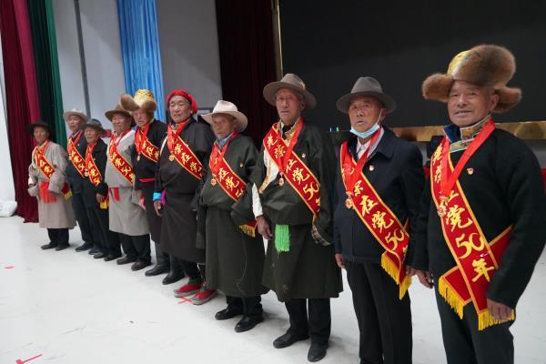 13“光榮在黨50年”紀念章獲得者代表合影留念.jpg