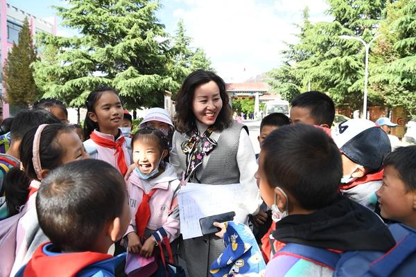 圖為湖南援藏教師與市三小學(xué)生互動(dòng)。王志偉攝_副本.jpg