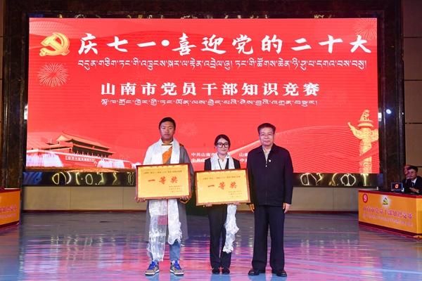 圖為自治區(qū)人大常委會副主任、市委書記許成倉為一等獎獲得者頒獎_副本.jpg