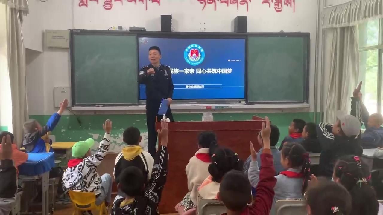 圖為勒布邊境派出所教導(dǎo)員鄧偉為孩子們授課。郭賽賽攝.jpg