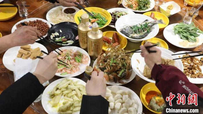 留玉環(huán)過年臺胞們的年夜飯?！堹L鶯 攝