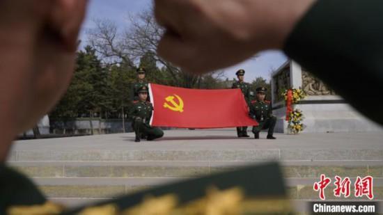 武警官兵重溫入黨誓詞?！「瘀H鵬 攝